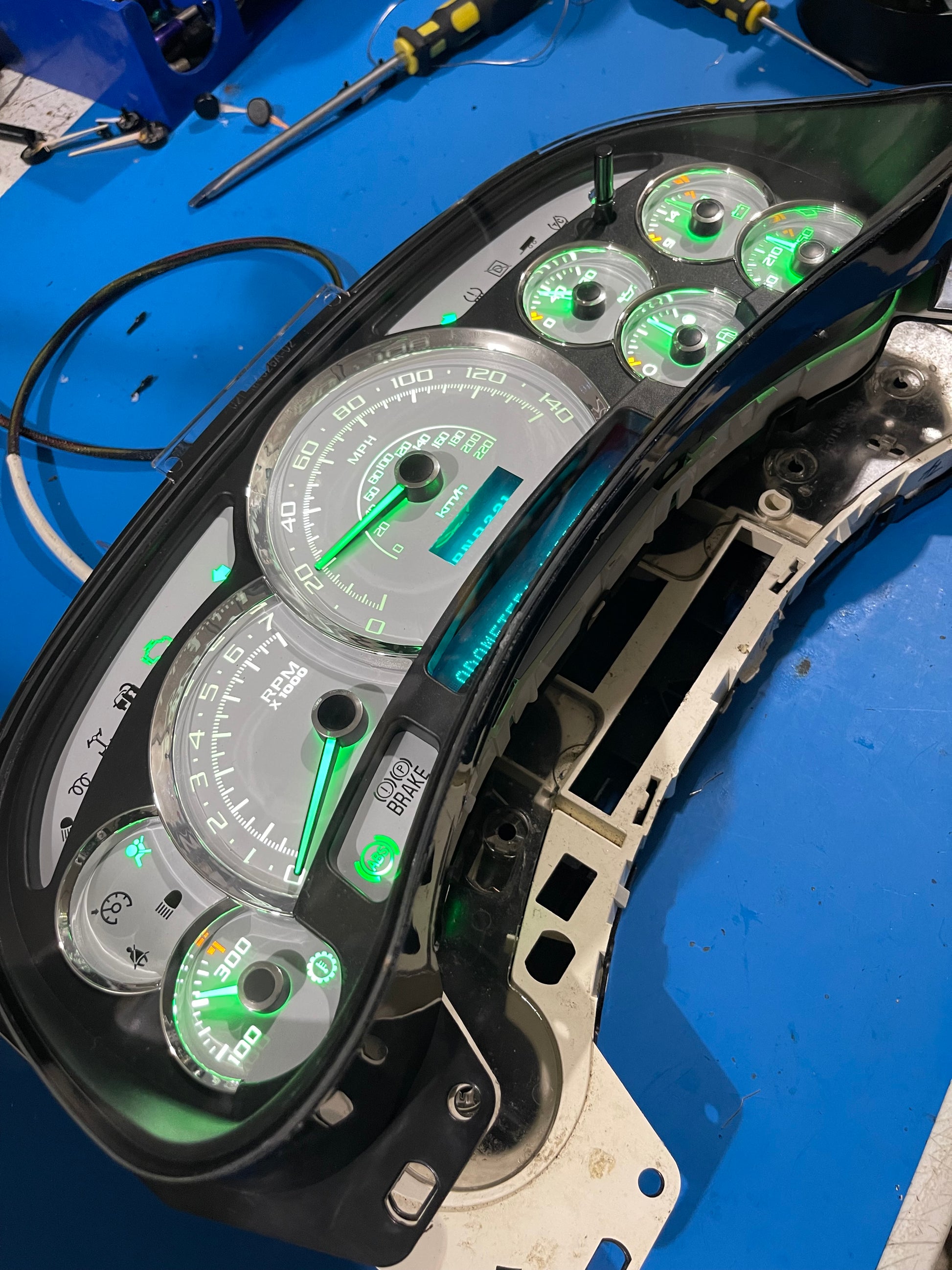 2003-2007 140 MPH 7 Green GLOW NEEDLES Gmc Chevrolet OEM Rebuilt Refurbished Instrument Gauge Cluster Cadillac Escalade , Silverado, Sierra, Tahoe, Denali Suburban, Avalanche, Yukon , W/ Trans Temp (Gold Cadillac Escalade Bezel W/Blue Signals) Speedometer - Speedometerking.com