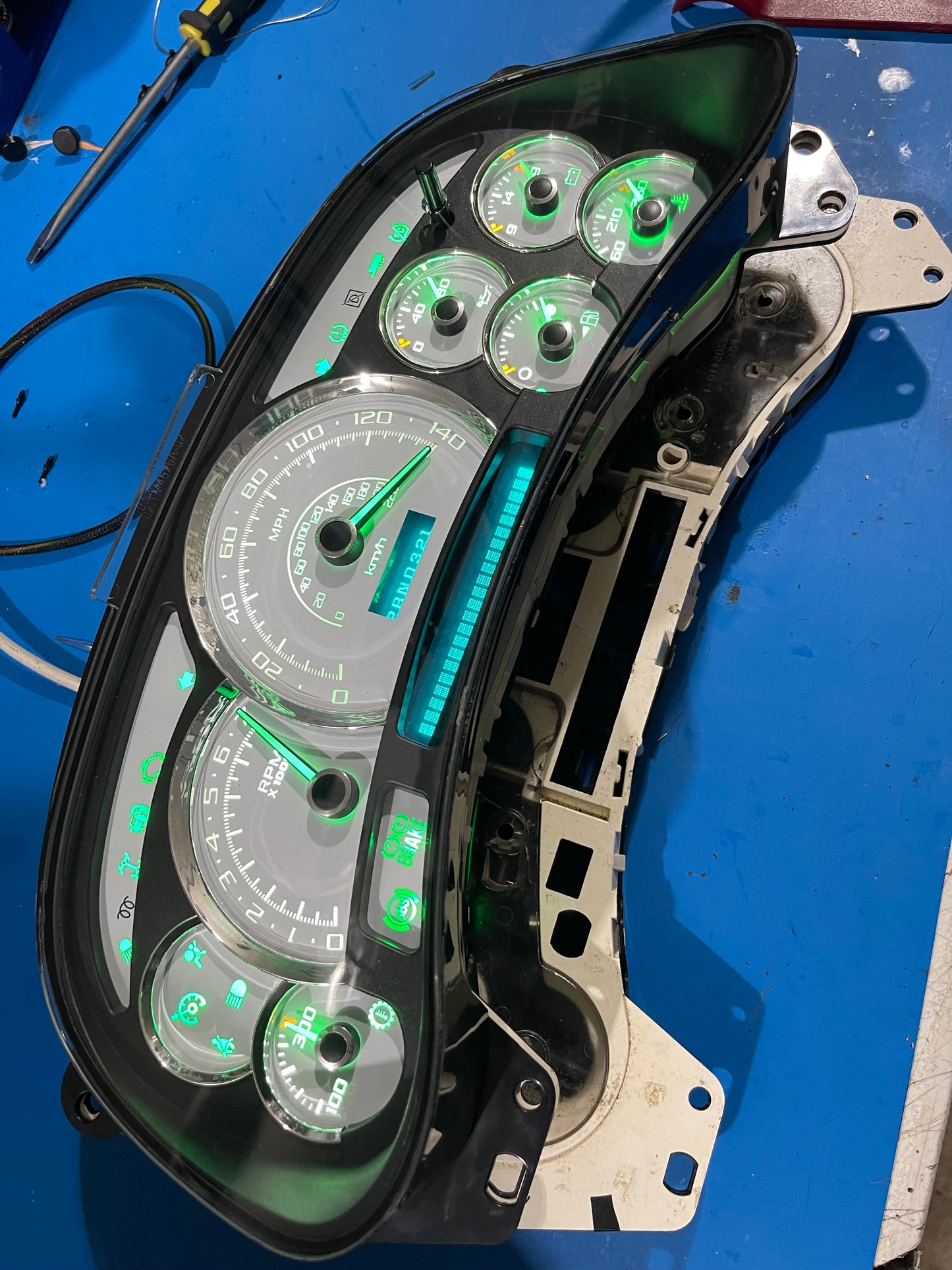 2003-2007 140 MPH 7 Green GLOW NEEDLES Gmc Chevrolet OEM Rebuilt Refurbished Instrument Gauge Cluster Cadillac Escalade , Silverado, Sierra, Tahoe, Denali Suburban, Avalanche, Yukon , W/ Trans Temp (Gold Cadillac Escalade Bezel W/Blue Signals) Speedometer - Speedometerking.com
