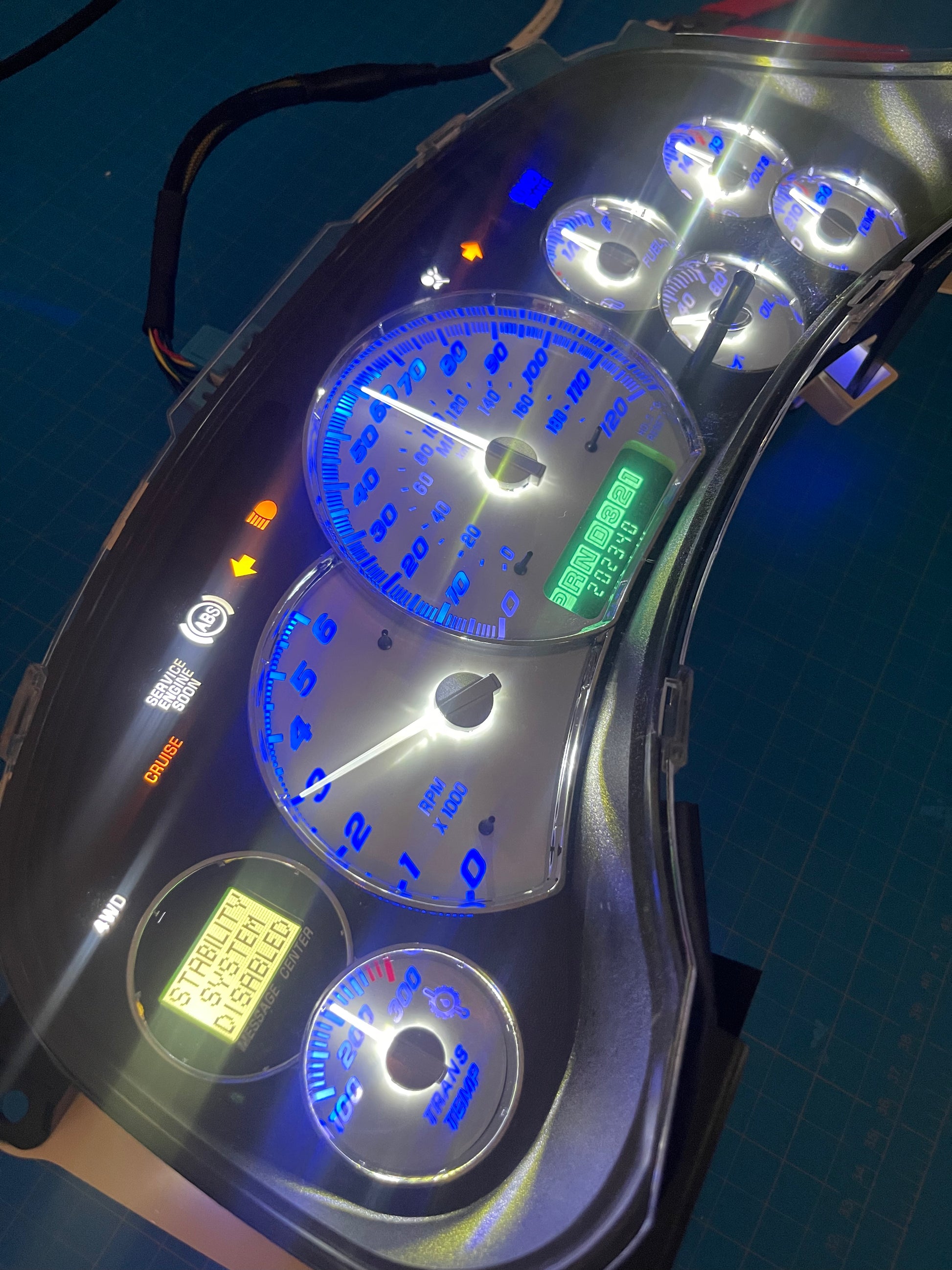 (GlOW NEEDLES) 1999-2002 OEM GMC/Chevrolet REBUILT Instrument Gauge Cluster (with Trans Temp) - Speedometerking.com